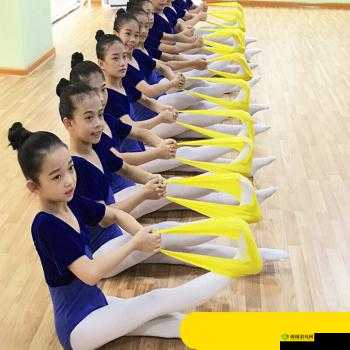 舞蹈生戴小玩具练劈叉,柔韧性惊人
