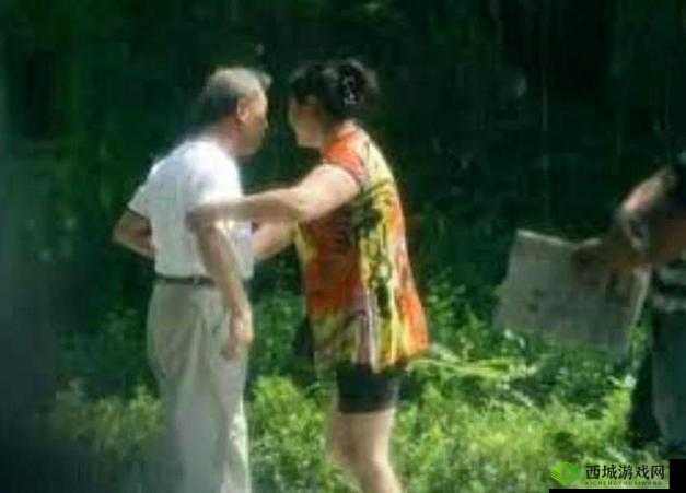 53 岁大妈山坡做皮肉生意:为供儿子读书