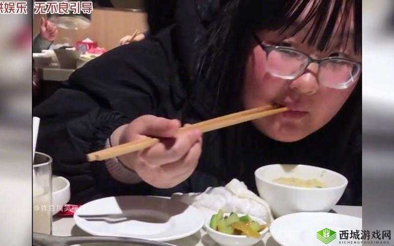 网恋翻车后被室友爆炒:这可太尴尬了