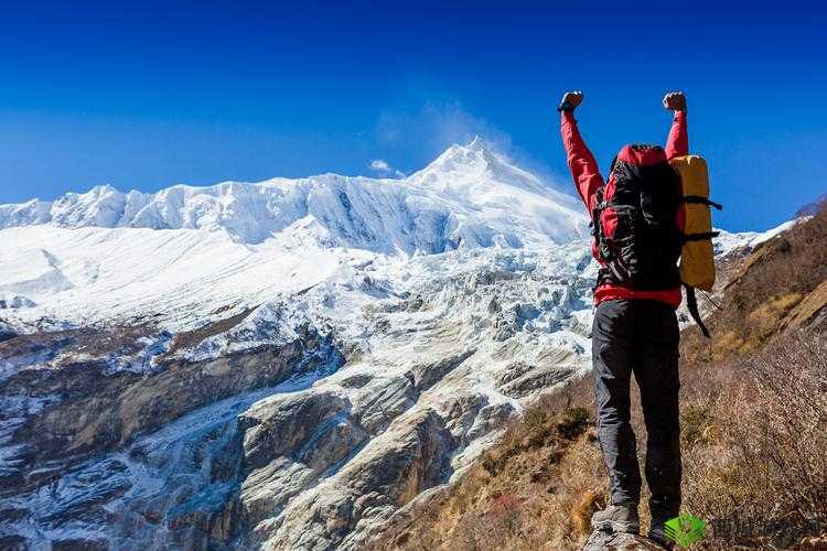 手握两座高耸的山,震撼心灵的力量